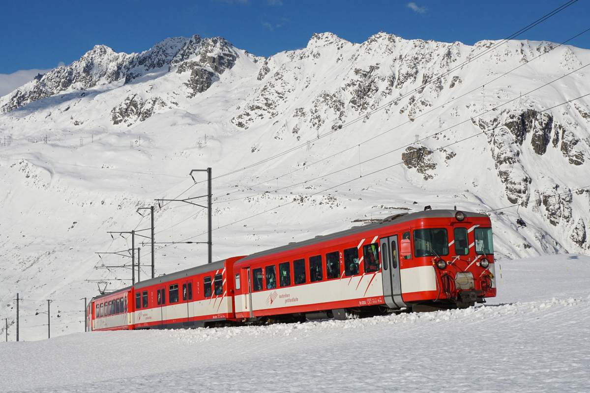 Ein Sportzug zum Oberalppass mit dem führenden Bt 2253 erreicht am 21.02.2016 Nätschen.