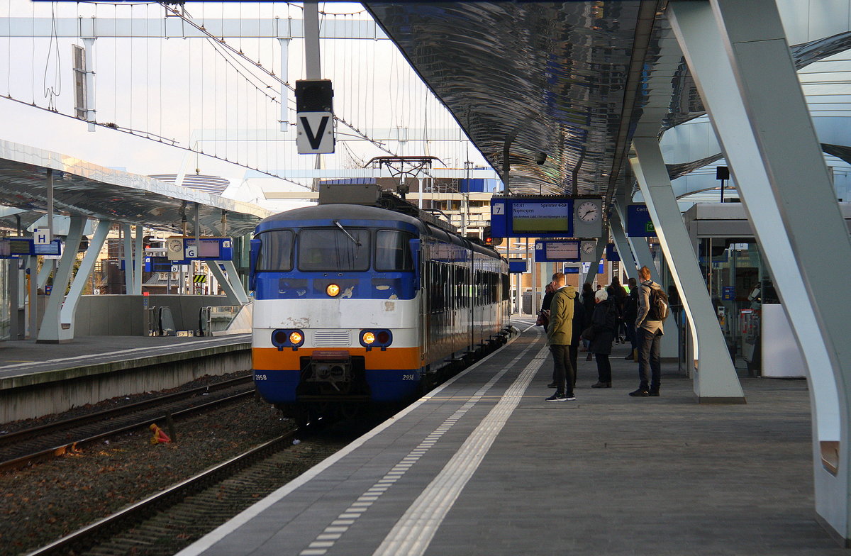 Ein  Sprinter von Zutphen(NL) nach Nijmegen(NL)  und fährt in Arnhem-Centraal(NL) ein. Aufgenommen von Bahnsteig 6b in Arnhem-Centraal(NL). 
Bei Sonne und Wolken am Nachmittag vom 26.12.2017.