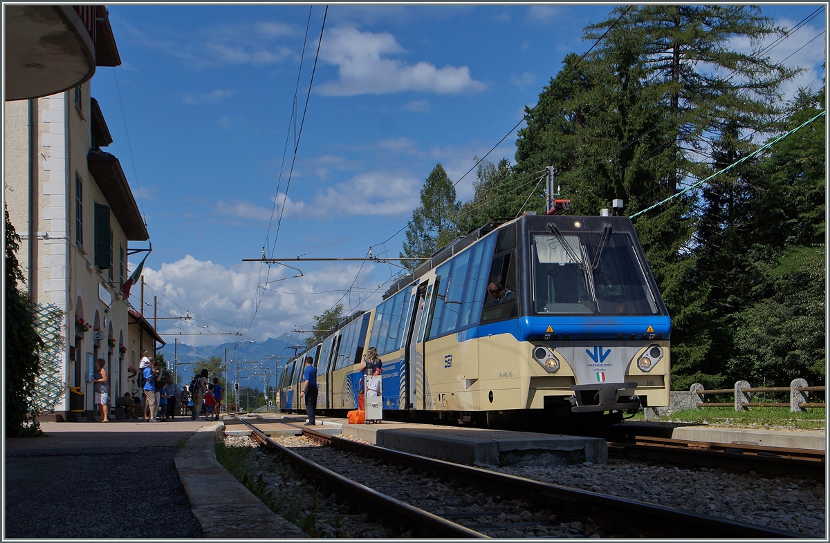 Ein SSIF ABe 12/16 (ABe/P/Be/Be)  Treno Panoramico Vigezzo Vison  auf der Fahrt von Domodossola nach Locarno beim Halt in Santa Maria Maggiore
5. August 2014