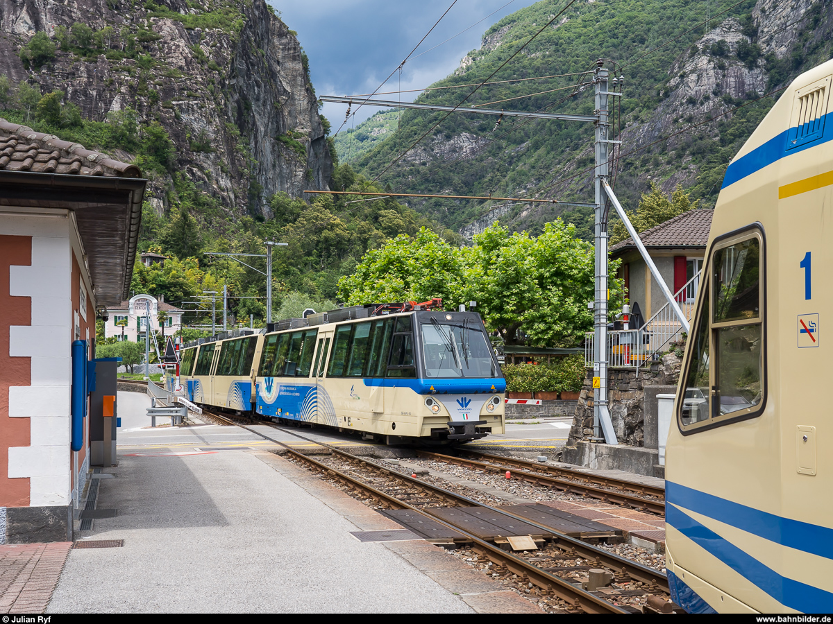 Ein SSIF Panoramazug mit führendem Be 4/4 84 erreicht als Regio Domodossola - Locarno am 19. Juni 2020 den Bahnhof Ponte Brolla, wo der FART ABe 4/6 53 als Regio Locarno - Camedo bereits auf die Kreuzung wartet.