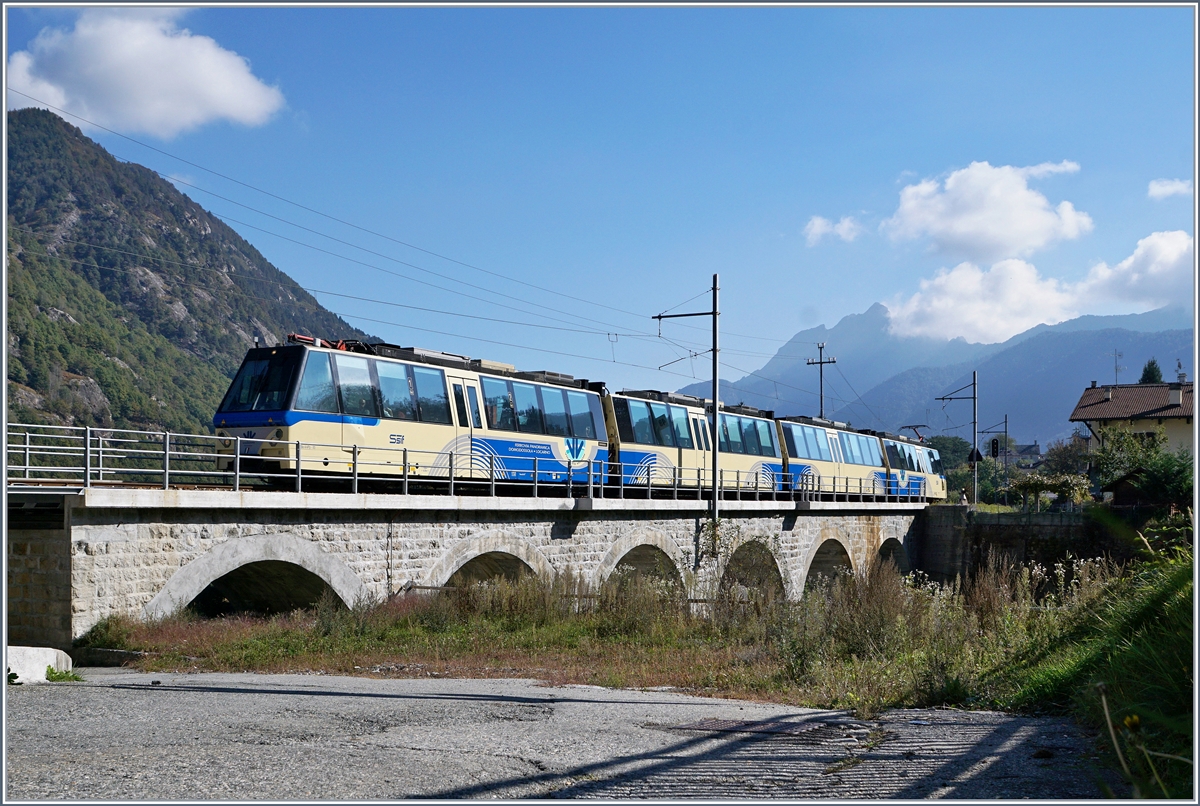 Ein SSIF (Società Subalpina di Imprese Ferroviarie) Treno Panoramico ABe 12/16 (ABe/P/Be/Be) zwischen Malesco und Zornasco auf der Fahrt nach Locarno.
7. Okt. 2016
