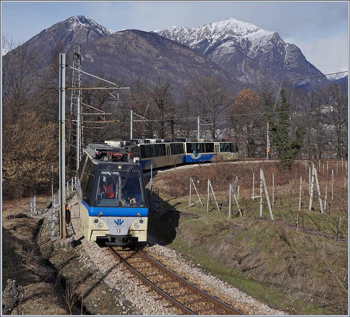 Ein SSIF Treno Panoramico von Domodossola nach Locarno kurz vor Trontano.
1. März 2017