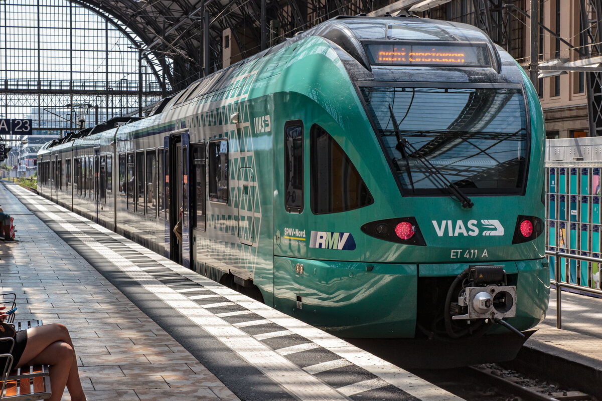 Ein Stadler Flirt 1 (ET 411 A) von VIAS als RB 10 (RheingauLinie), gerade in Frankfurt (Main) Hbf angekommen. (Aufgenommen: 20.06.2026)