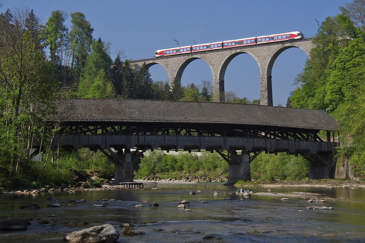 Ein Stadler FLIRT der SDOSTBAHN als S9 23934 von Wil nach Nesslau-Neu St. Johann berquert am 30.04.2011 bei Ltisburg den tief eingeschnittenen Hammertobel auf dem Guggenloch-Viadukt.
Im Vordergrund die aus dem Jahr 1789 stammende gedeckte Holzbrcke ber die Thur.
Das ist ein Bild zu einem kleinen Jubilum. Im Mai 2009 wurde das 1ste und 2 Jahre spter dieses, das 200ste Bild bei bahnbilder.de verffentlicht.