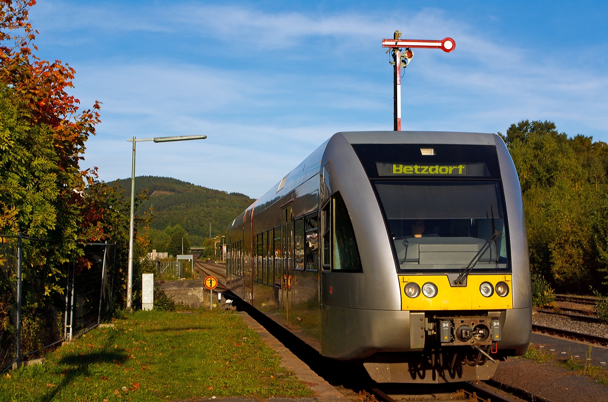 Ein Stadler GTW 2/6 der Hellertalbahn (Umlauf HTB90426) fhrt am 03.10.2013 in den Bahnhof Herdorf ein. 

Er fhrt als RB 96 (Hellertalbahn) Dillenburg-Haiger-Burbach-Neunkirchen-Herdorf-Betzdorf/Sieg, ber die gleichnamentliche Strecke Hellertalbahn (KBS 462).