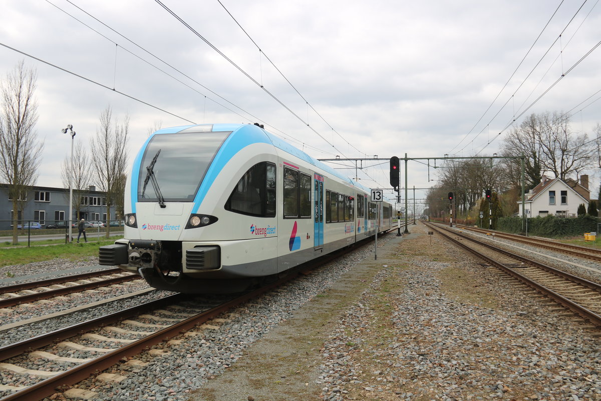 Ein Stadler GTW von Brengdirect bei der Einfahrt in den Bahnhof von Zevenaar am 27.3.19