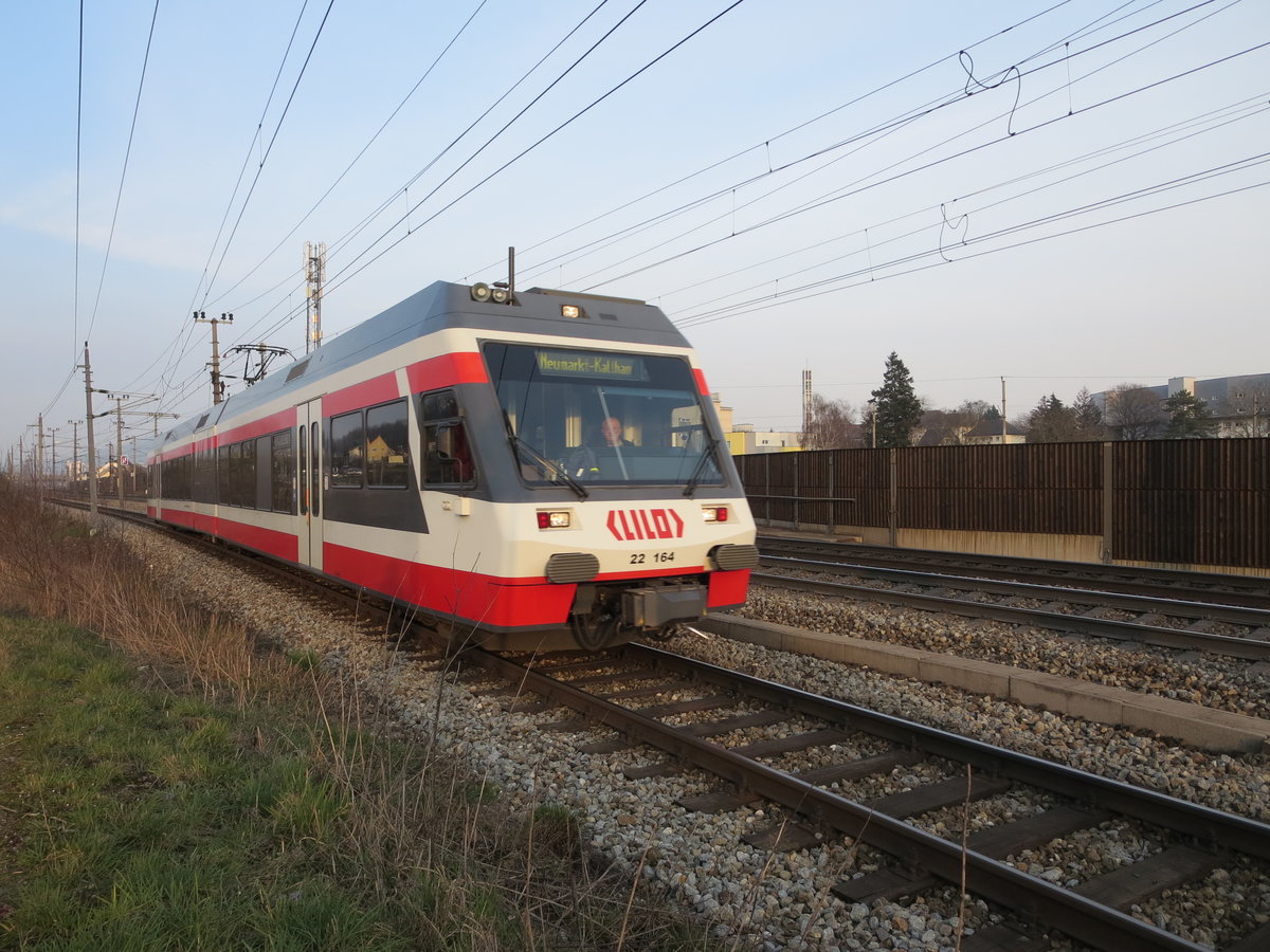 Ein Stadler GTW der LiLo kurz nach dem Linzer Hauptbahnhof. (10.04.16)
