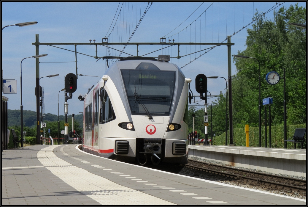 Ein Stadler GTW Triebwagen fährt durch den Keilbahnhof Schin op Geul in Limburg/NL.
Man beachte die Farbgebung vom Zug und dem Bahnsteig,schön aufeinander abgestimmt.
Szenario vom 25.Juni 2015.