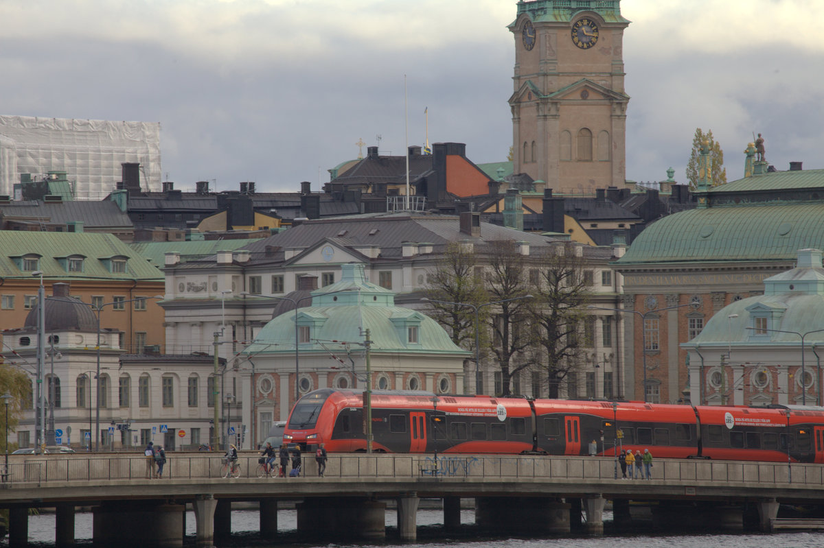Ein Stadler MTR   Triebwagen befährt die Zentralbrücke in Stockholm. 03.11.2018 12:10 Uhr.