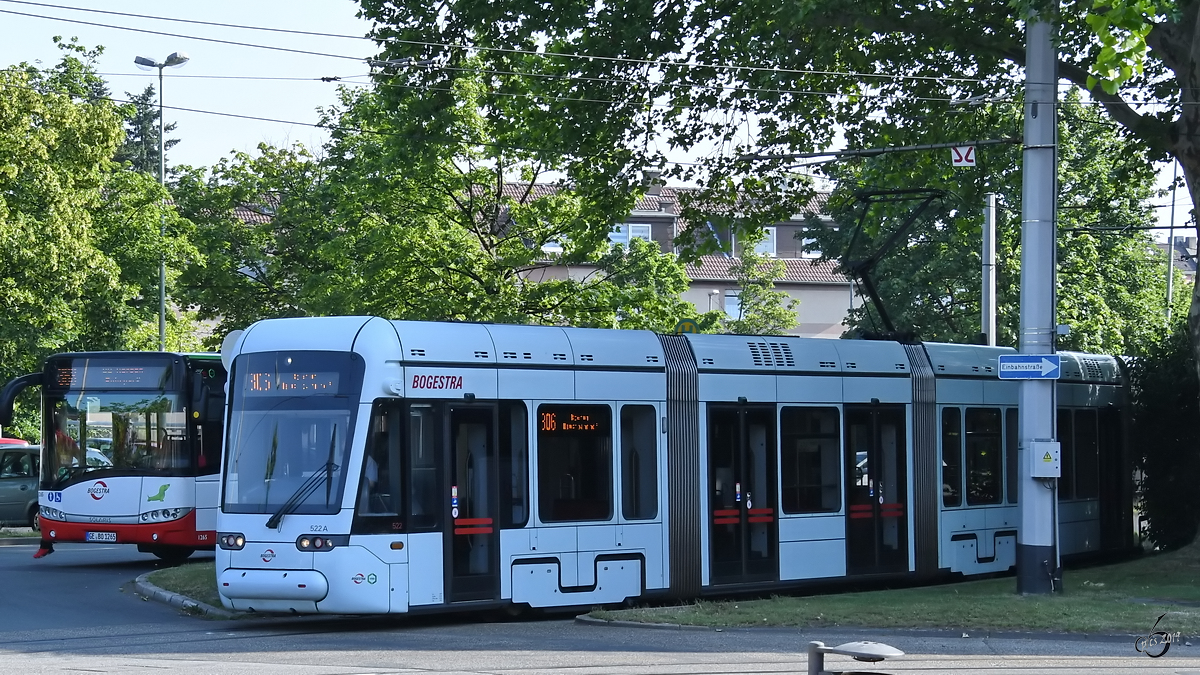 Ein Stadler Variobahn-Wagen der Bogestra wartet Am Hauptbahnhof Wanne-Eickel auf die Abfahrt nach Bochum. (Juni 2019)