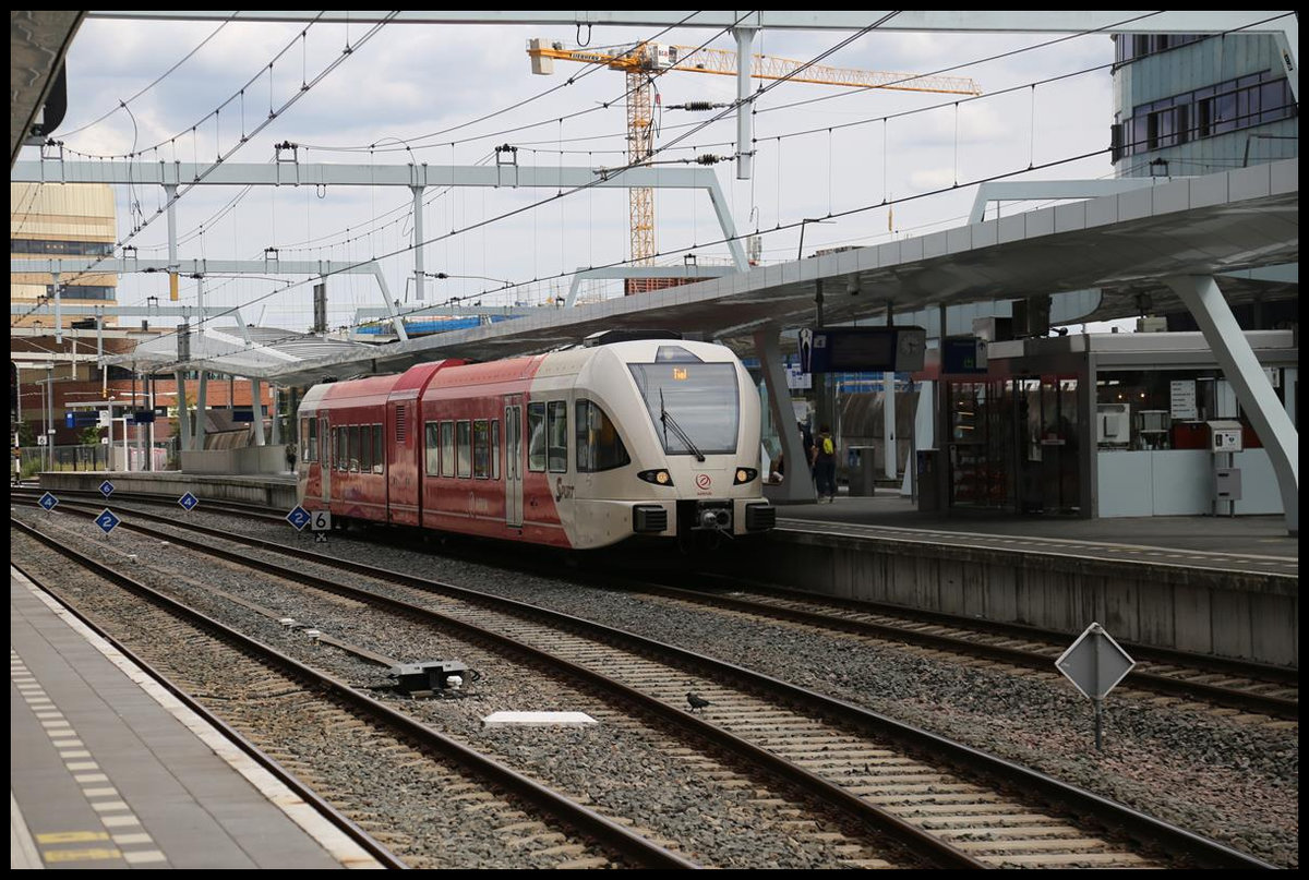 Ein Stadler VT von Arriva steht hier am 3.8.2020 um 15.28 Uhr im modernen Bahnhof Arnhem Centraal abfahrbereit nach Tiel.