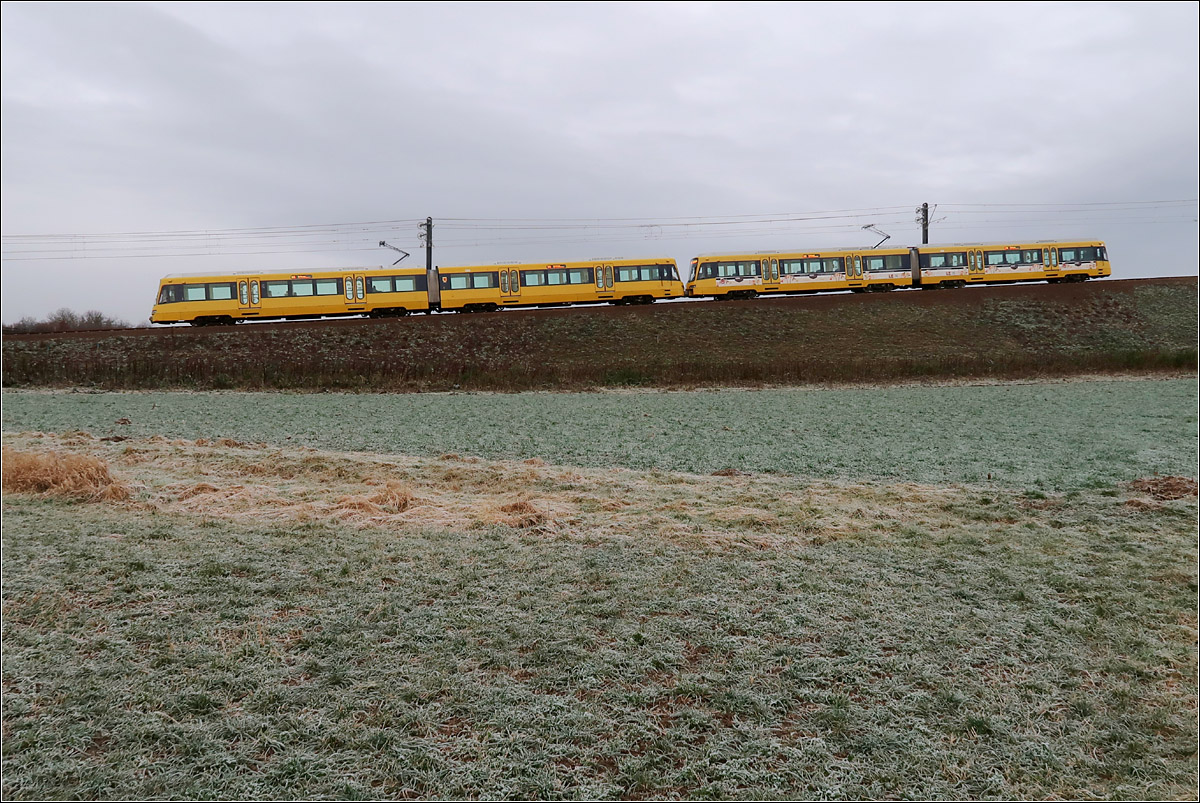 Ein Stadtbahnzug in Schieflage -

... auf der Süd-Rampe zur Brücke über die Autobahn A8. Ein reduziertes Bild mit Wiese, Rampen-Bahndamm und Stuttgarter Stadtbahnzug der Linie U6.

07.01.2022 (M)