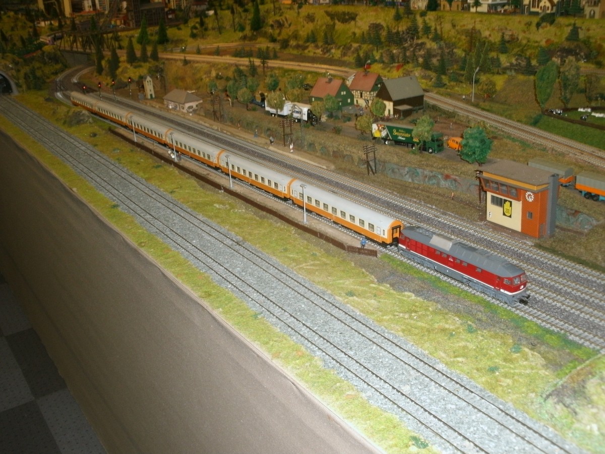 Ein Stdteexpress unterwegs auf der groen H0-Anlage vom Ghrener Modellbahnclub am 13.September 2013.