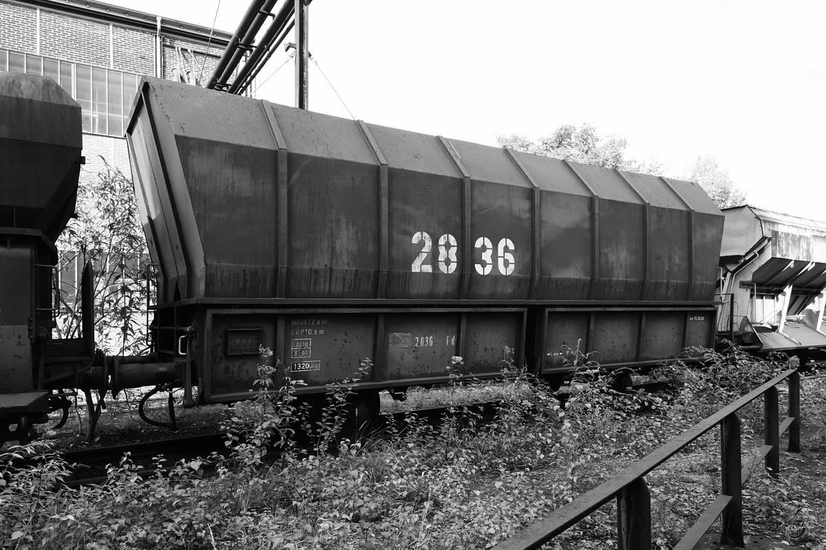 Ein in der Stahlindustrie verwendeter Selbstentladewagen auf dem Museumsgelände der Henrichshütte. (Hattingen, September 2017)