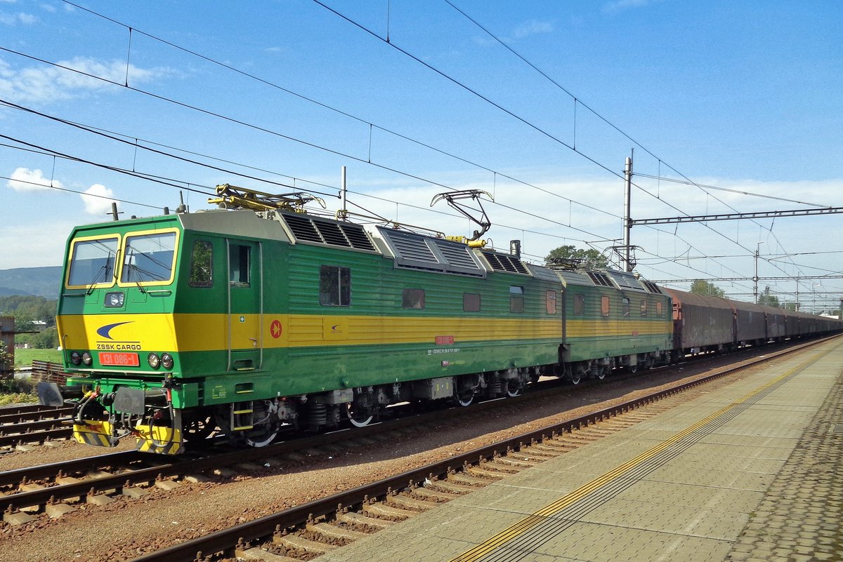 Ein Stahlzug mit 131 086 macht am 13 September 2018 Pause in Navsi.