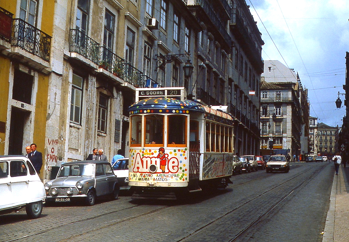 Ein Standardtriebwagen der Lissaboner Straßenbahn ist im April 1984 auf der 1991 eingestellten Linie 20 in Richtung Cais do Sodre unterwegs