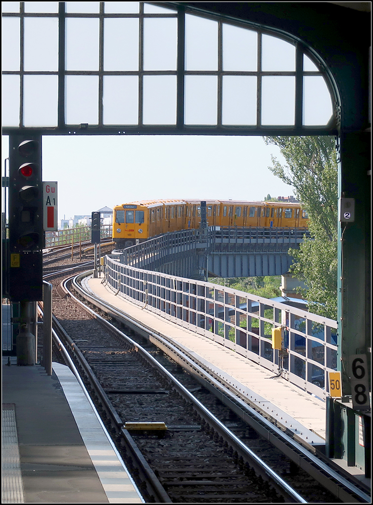 Ein Standort, ein Zug, drei Bilder -

Der U-Bahnzug hat die Station Gleisdreieck verlassen und fährt auf der Hochbahnstrecke in Richtung Station Bülowstraße. Beim hintern Zugteil handelt es sich um einen Zug vom Typ A3.

22.08.2019 (M)
