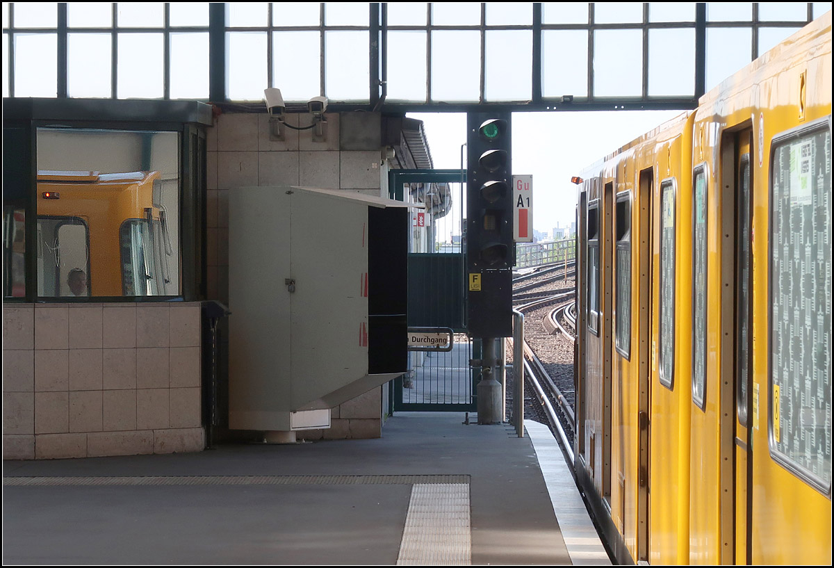 Ein Standort, ein Zug, drei Bilder -

Der U-Bahnzug steht in der Station Gleisdreieck.

22.08.2019 (M)