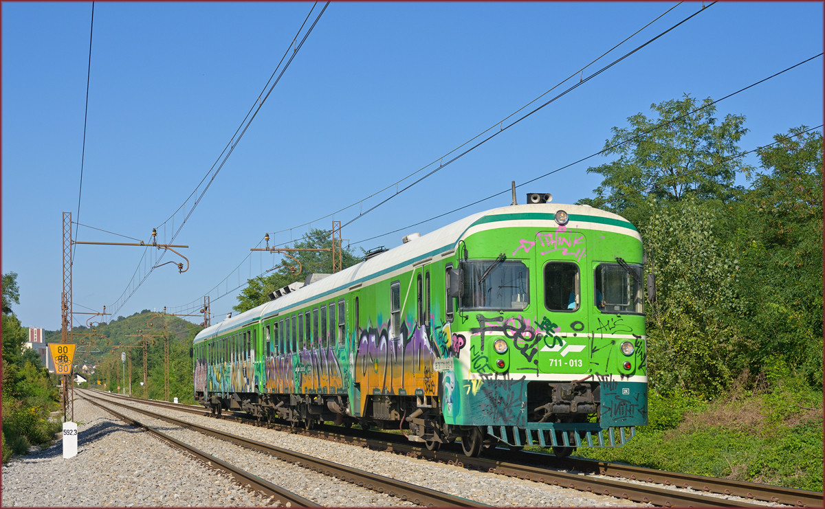 Ein stark beschmierter SŽ 711-013 fährt durch Maribor-Tabor Richtung Murska Sobota. /12.9.2019