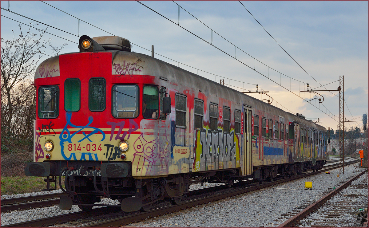 Ein stark beschmierter SŽ 814-034 fährt durch Maribor-Tabor Richtung Maribor Hauptbahnhof. /5.3.2014