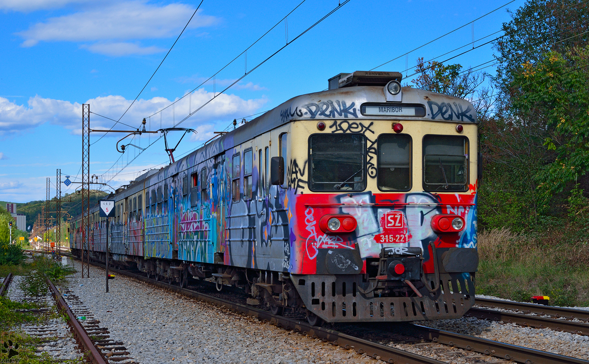 Ein stark beschmiertes S 315-221 fhrt durch Maribor-Tabor Richtung Maribor Hauptbahnhof. /14.9.2013