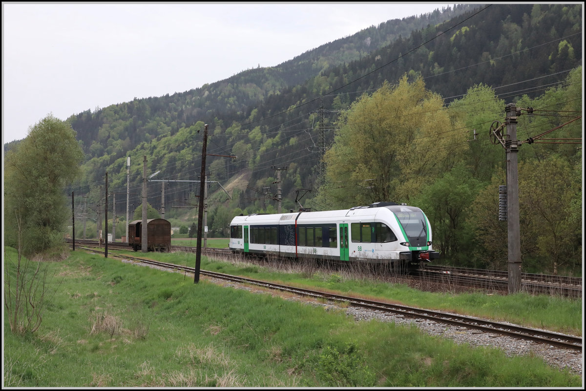 Ein STB Triebwagen fährt durch den Bahnhof Mixnitz Bärenschützklamm am 26.04.2019