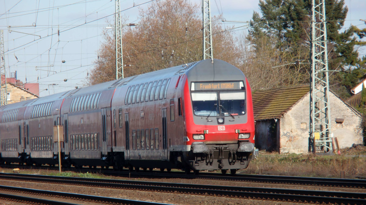 Ein Steuerwagen der 3. Generation, welche man eigentlich nicht auf dem RE 70 trifft, erreicht mit 146 005 den Bahnhof Biblis (13.02.2018).