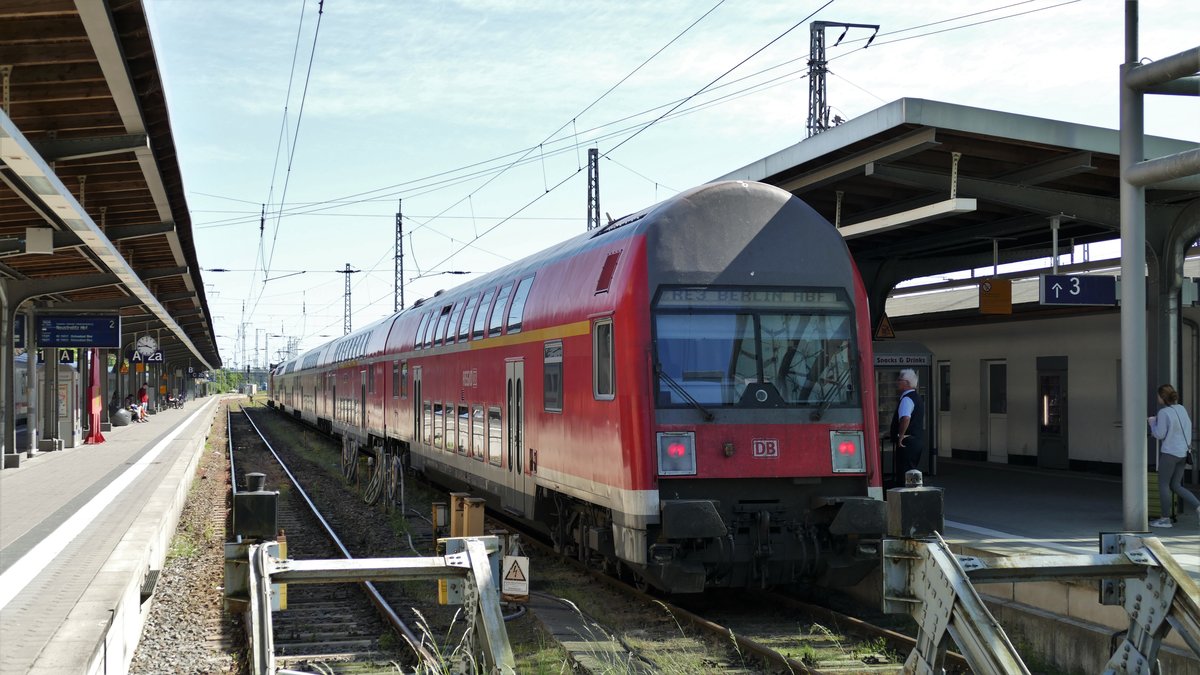 Ein Steuerwagen der Bauart DABbuzfa 760 der DB Regio Nordost, eingereiht in den RE3 Stralsund - Berlin.
Aufgenommen im Mai 2018.