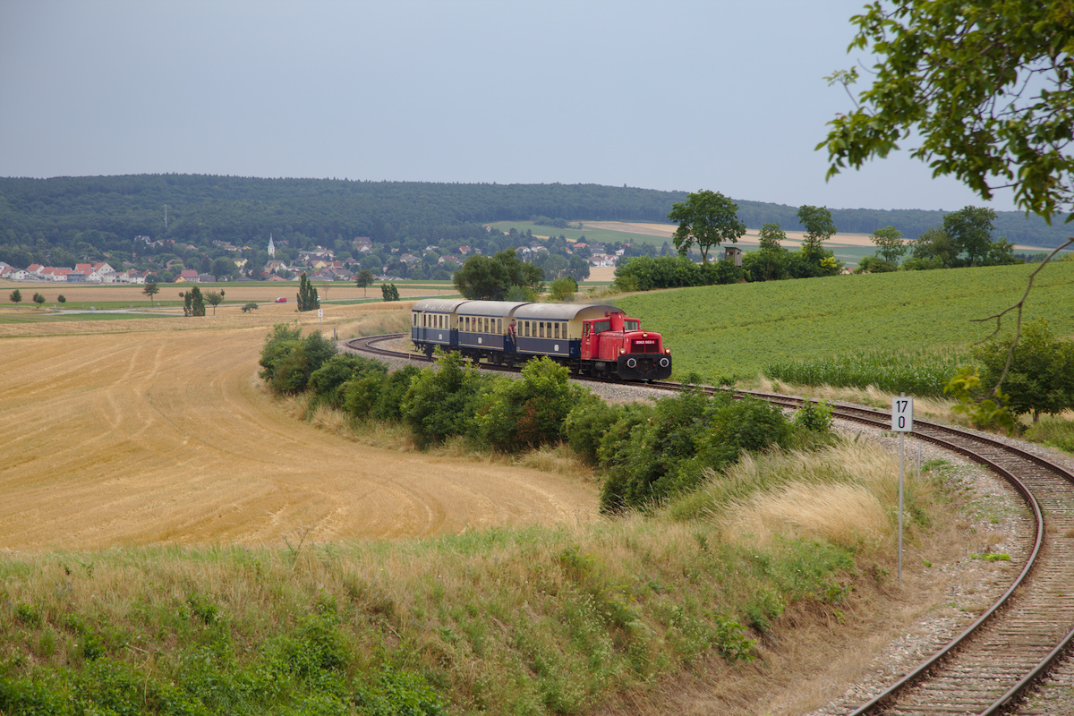 Ein stilechter Nebenbahnzug, bespannt mit der 2062.053, ist gerade in Richtung der ehemaligen Haltestelle Weinsteig unterwegs. Im Bildhintergrund ist der Würnitz zu erkennen. (25.07.2015)