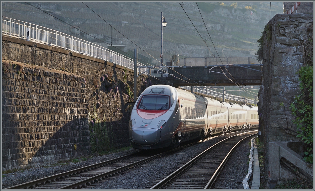Ein Stimmungsbild des in Rivaz als EC 37 in Rivaz durchfahrenden Trenitalia FS ETR 610. 

3. April 2021