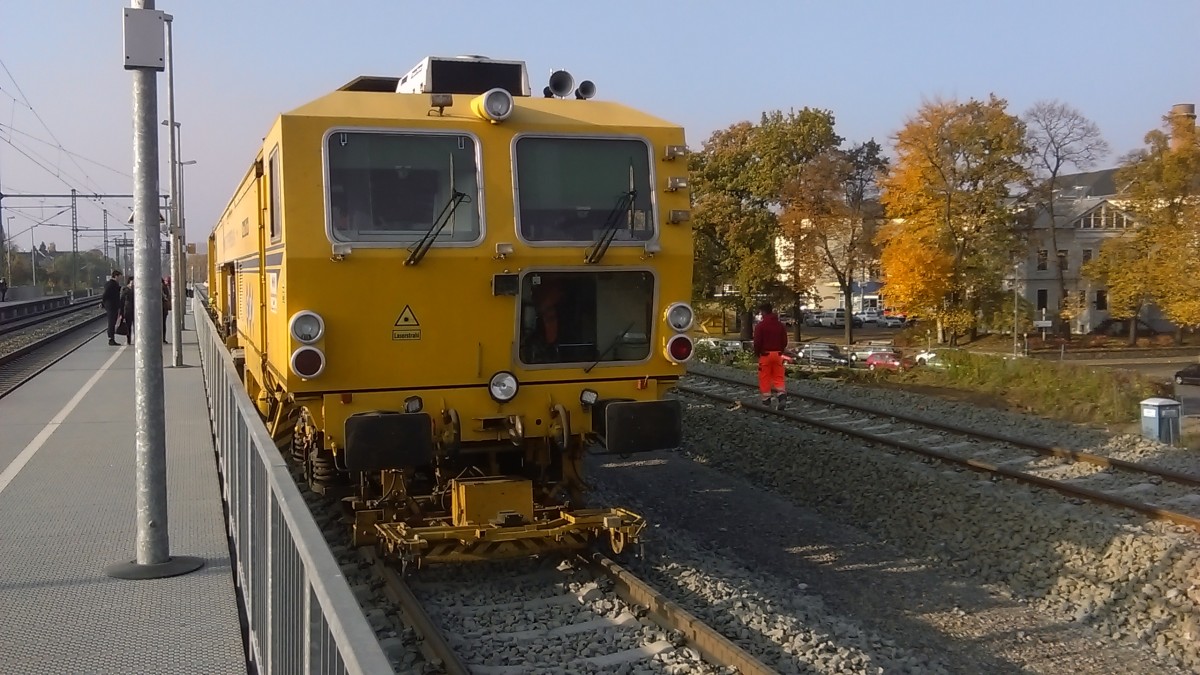 Ein Stopf-und Richtmaschine kann hier aus unmittelbarer Nähe beim Ausrichten der Gleise am Interimsbahnsteig  Dresden Pischen beobachtet werden.
leider nur ein Handy-Foto. 28.10.2015 14:38 Uhr.