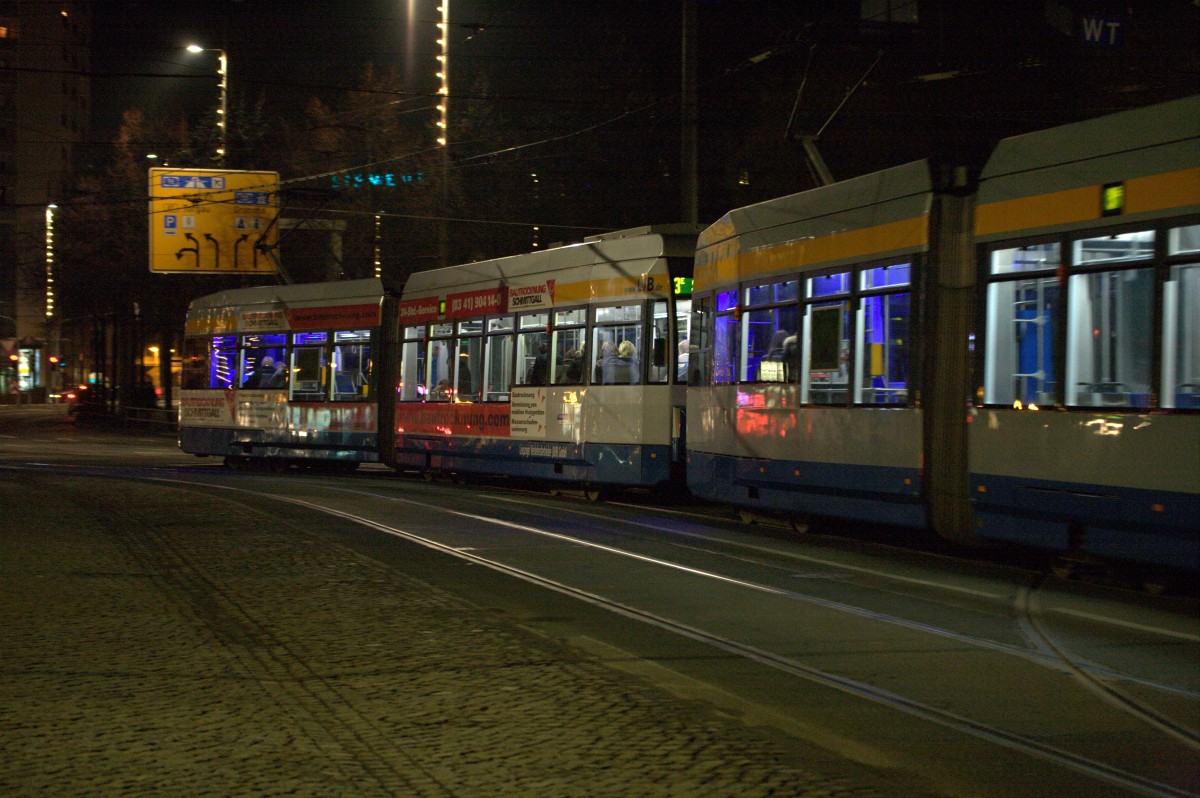 Ein Straßenbahnzug der Linie 3E beim Einbiegen auf den Willy-Brandt-Platz.
12.12.2013 21:18 Uhr.