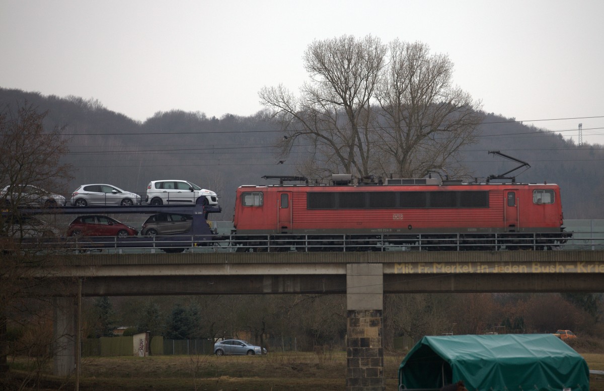 Ein  Stromcontainer  auf der Flutbrücke zwischen Niederwartha und Radebeul, einen 
Autoganzzug aus Mlada Boleslaw ziehend. 01.03.2015 10:40 Uhr.