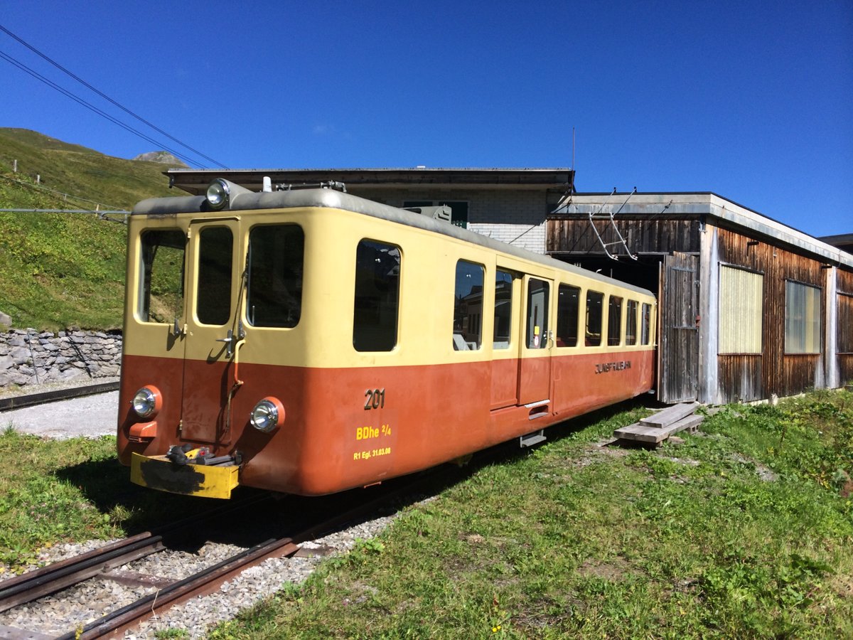 Ein Stück Eisenbahngeschichte geht zu Ende: Am 22.8.2016 fand der Abtransport der ältesten Jungfraubahn-Triebwagenkomposition der 50er- und 60er-Jahre statt. Die Kasten der ausgeschlachteten BDhe 2/4 201 und Bt 25 (Baujahr 1954) stehen mittags auf Diplorys hinter dem Depot Kleine Scheidegg zum Abtransport nach Lauterbrunnen bereit.
