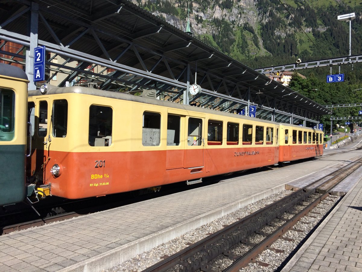Ein Stück Eisenbahngeschichte geht zu Ende: Am 22.8.2016 fand der Abtransport der ältesten Jungfraubahn-Triebwagenkomposition der 50er- und 60er-Jahre statt. Die Kasten der ausgeschlachteten BDhe 2/4 201 und Bt 25 (Baujahr 1954) überfuhren kurz nach 17 Uhr als Leichenzug den Bahnhof Wengen in Richtung Lauterbrunnen, gezogen von der BDhe 4/4 107 der Wengernalpbahn (ebenfalls Baujahr 1954).