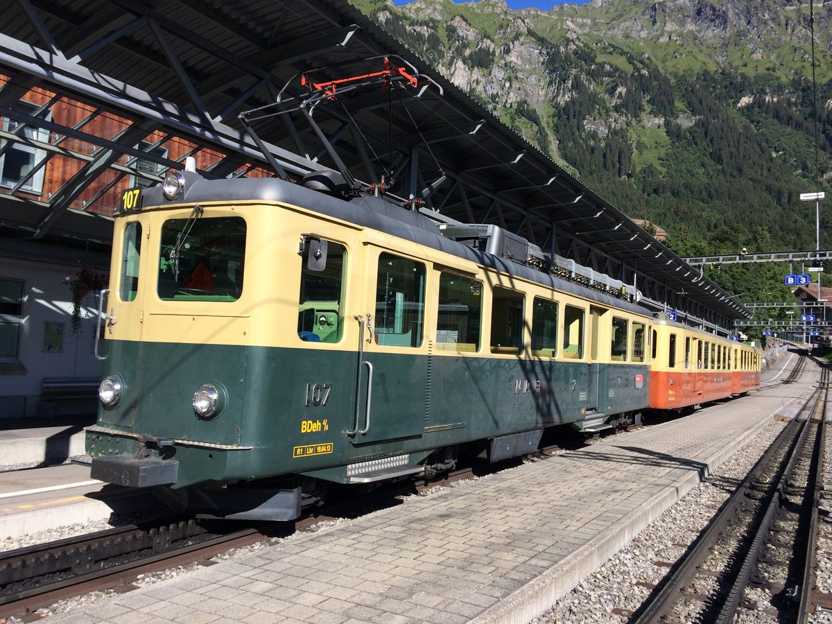 Ein Stück Eisenbahngeschichte geht zu Ende: Am 22.8.2016 fand der Abtransport der ältesten Jungfraubahn-Triebwagenkomposition der 50er- und 60er-Jahre statt. Die Kasten der ausgeschlachteten BDhe 2/4 201 und Bt 25 (Baujahr 1954) überfuhren kurz nach 17 Uhr als Leichenzug den Bahnhof Wengen in Richtung Lauterbrunnen, gezogen von der BDhe 4/4 107 der Wengernalpbahn (ebenfalls Baujahr 1954).