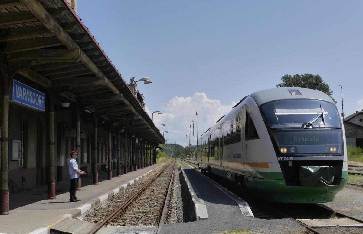 Ein stündliches Trilex-Zugpaar hat der Aufsichtsbeamte von Varnsdorf abzufertigen. Aufnahme vom 7.7.14, VT 642 324 VBG.