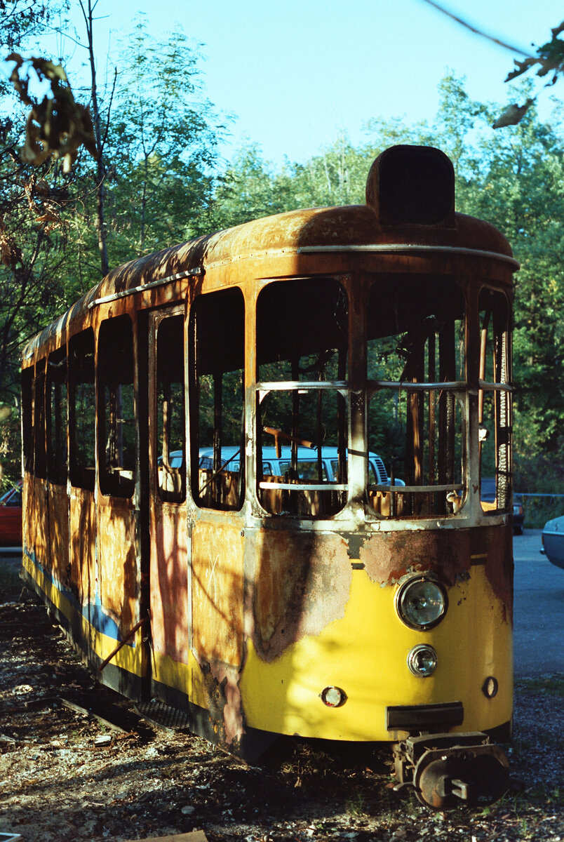 Ein Stuttgarter Beiwagen der Serie B2 ( Schiffchen ) wurde im Oktober 1983  vor einer Stuttgarter Schule bei der Station Geroksruhe ausgebrannt neben der Linie 15 gezeigt.
