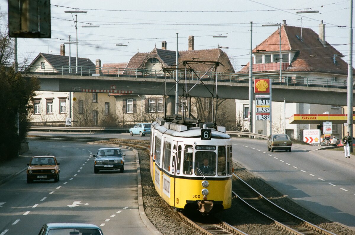Ein Stuttgarter GT4 Straßenbahnzug fährt auf der Neuen Weinsteige den Weg der Linie 6 nach Gerlingen. Soeben hat er die Brücke der Stuttgarter Zahnradbahn unterquert (1984)
