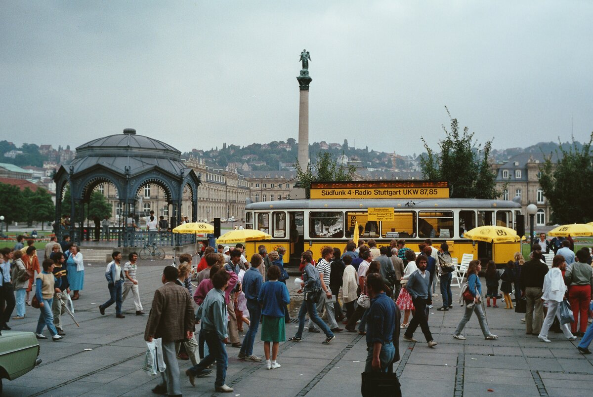 Ein Stuttgarter Stra�enbahnbeiwagen ( Schiffchen  Typ B2) auf dem Stuttgarter Schlo�platz 1984?? Wie konnte das sein? L�sung: Er befand sich dort als Werbung f�r den SDR.