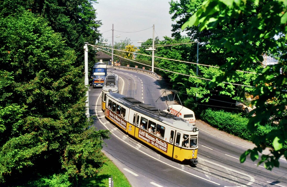 Ein Stuttgarter Straßenbahnzug aus zwei GT4 auf der Neuen Weinsteige.