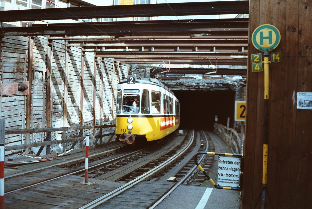 Ein Stuttgarter Straßenbahnzug aus zwei GT4 erscheint am Rotebühlplatz und fährt nach dieser Station entlang der Stadtbahnbaustelle zur Station Hohe Straße (1983). 
