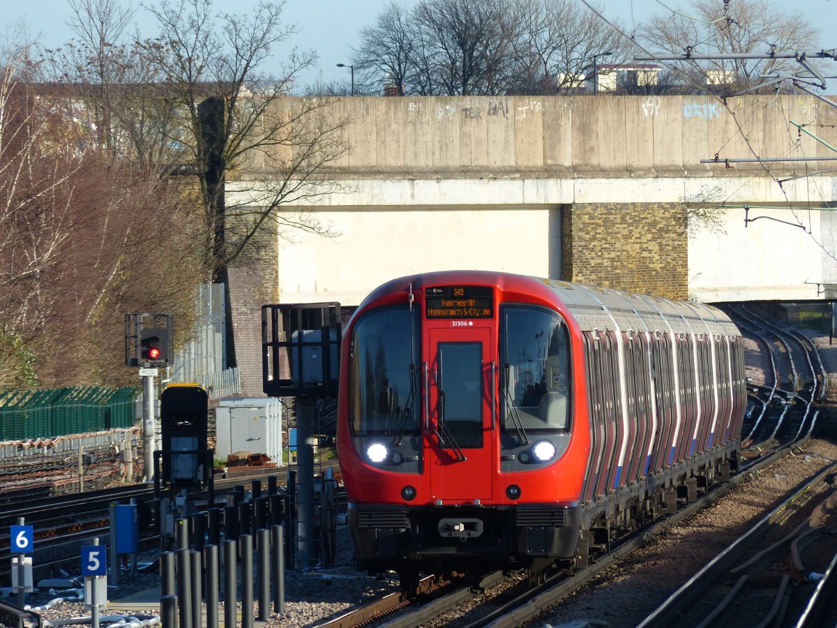 Ein Sub-Surface-Zug vom Typ S7, im Einsatz seit 2010, auf der Hammersmith & City-Line, hier in West Ham am 28.12.2013
