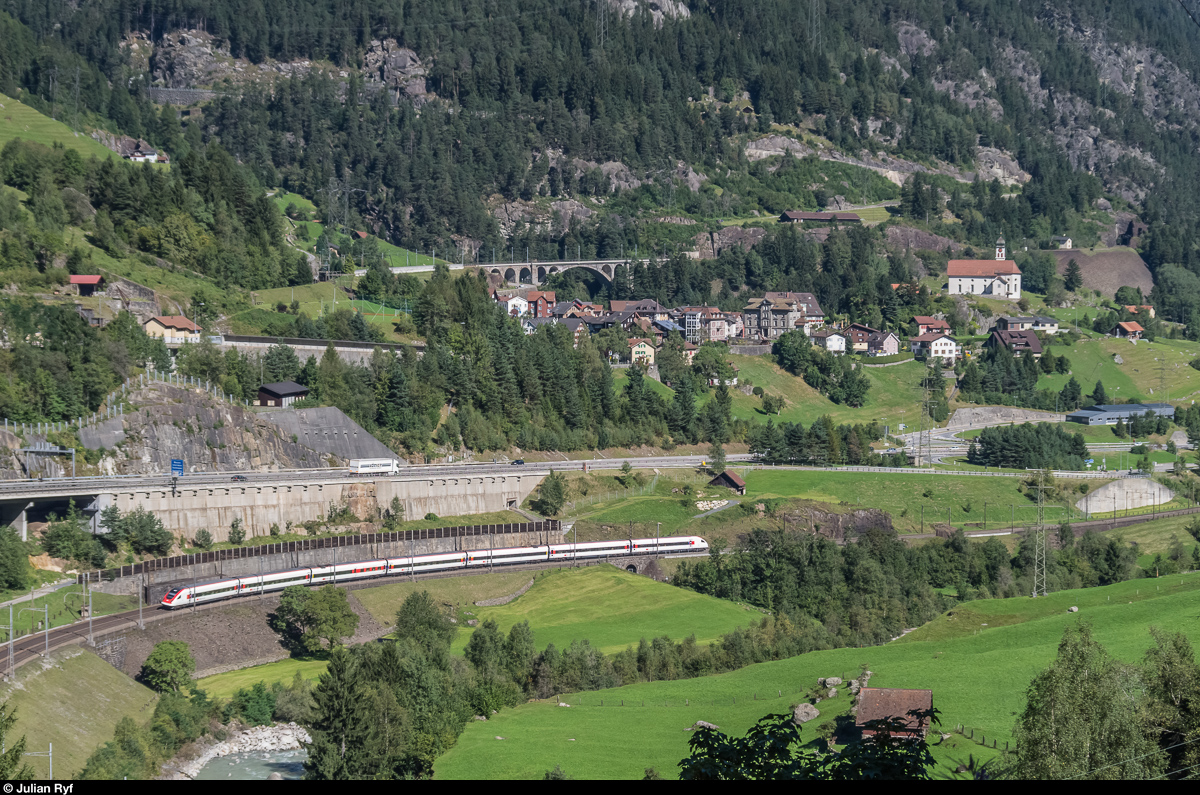 Ein südwärts fahrender ICN ist am 7. September 2016 in der Wattingerkurve unterwegs. Im Hintergrund sieht man das Dorf Wassen mit der berühmten Kirche und dahinter die Mittlere Meienreussbrücke.<br><br>
Einen Gesamtüberblick über die Strecke rund um Wassen gibt es in diesem Panorama auf Flickr (Panorama in 1200 px Breite macht keinen Spass): <a href= https://www.flickr.com/photos/zettie94/29514755486/ >https://www.flickr.com/photos/zettie94/29514755486/</a>