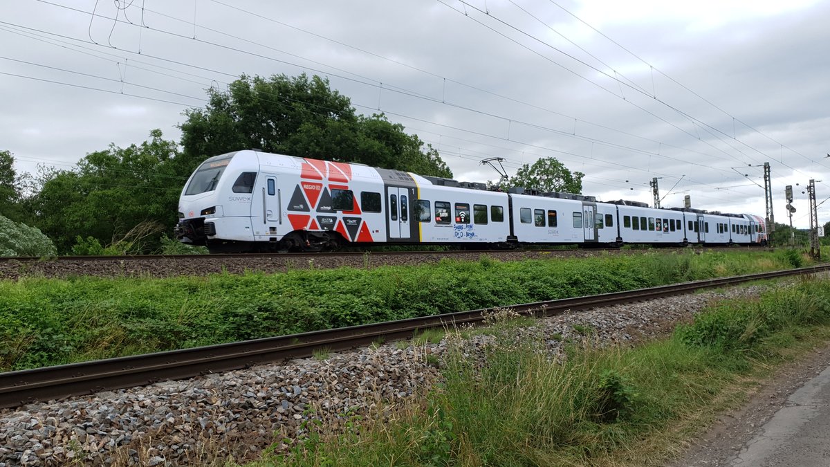 Ein SÜWEX Flirt 3 unterwegs als RE 4 nach Frankfurt (Main) Hauptbahnhof durchfährt am 05. Juli 2020 Karlsruhe-Hagsfeld.