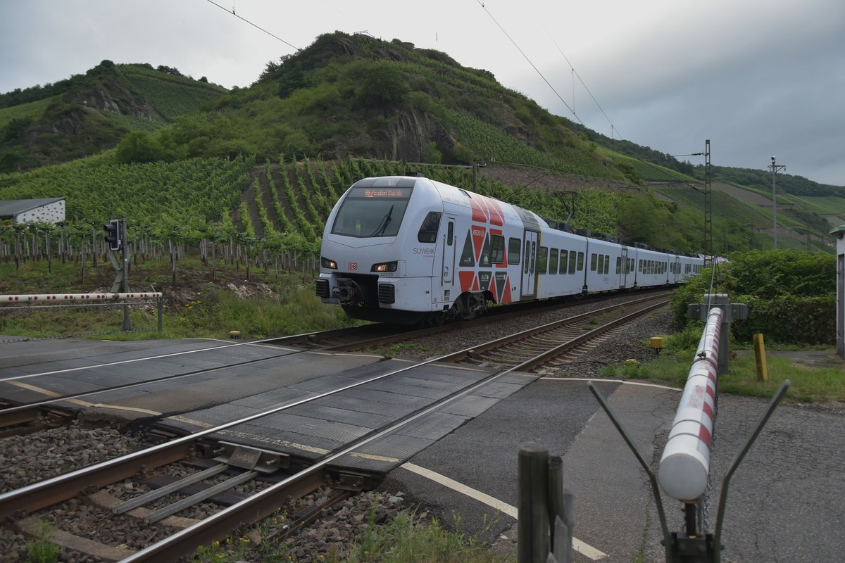 Ein SÜWEX RE2 nach Frankfurt am Main Hbf unweit von Boppard. Sonntag 2.7.2017