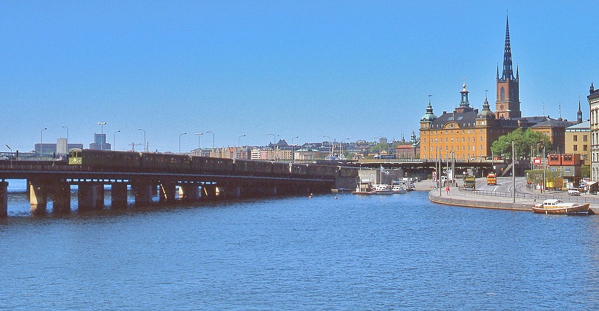 Ein T-bana-Zug im Mai 1988 in Stockholm kurz hinter der Station Gamla stan