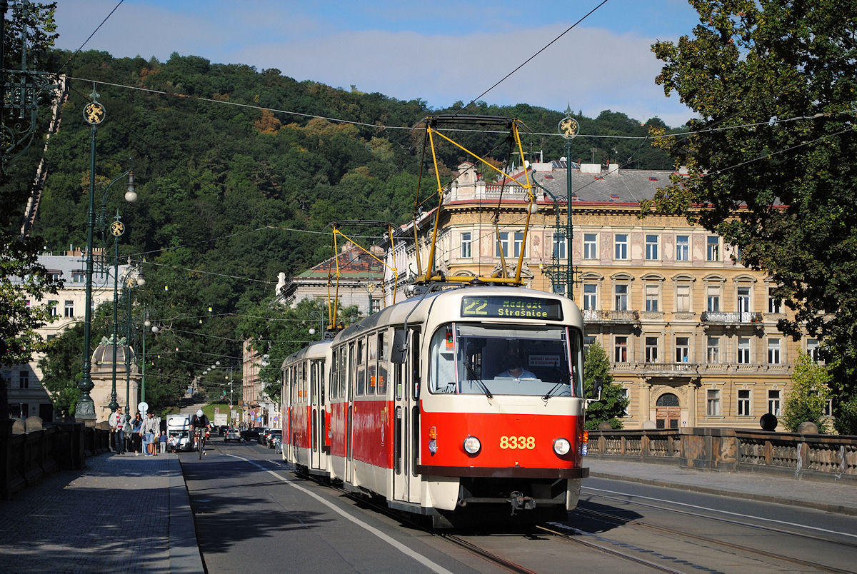 Ein vom T3R.P 8338 geführtes Tandem der Linie 22 überquert die  Most Legii. (23.08.2016)