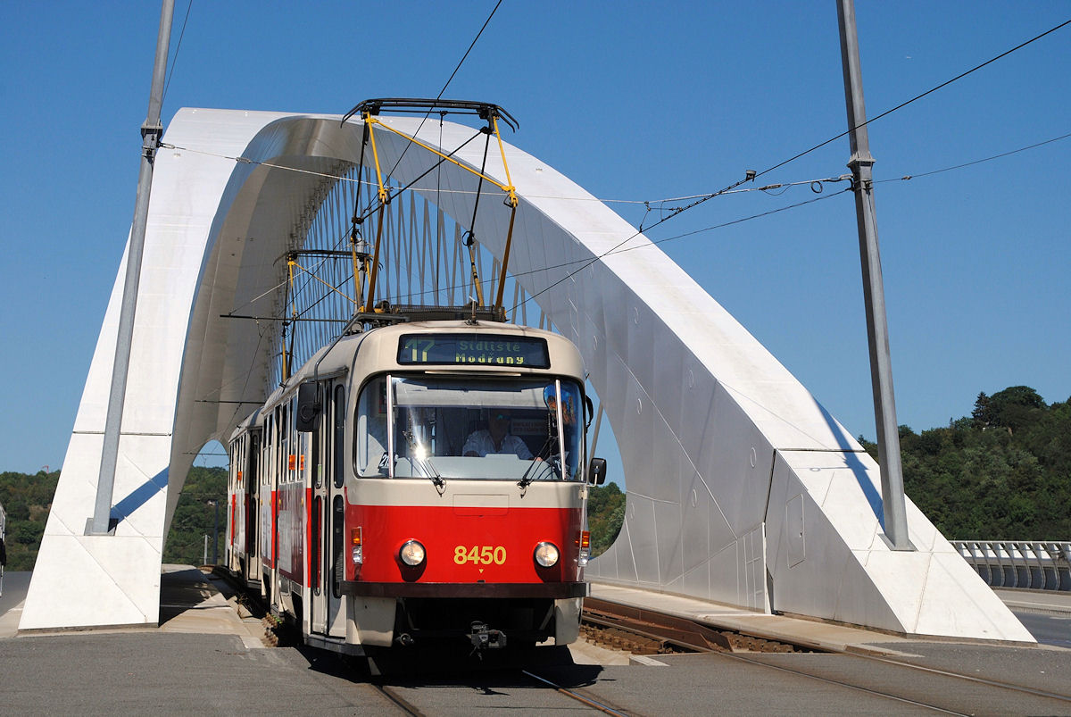 Ein vom T3R.P 8450 geführtes Tandem der Linie 17 verläßt die neu errichtete Trojabrücke. ( 26.08.2016 ) 