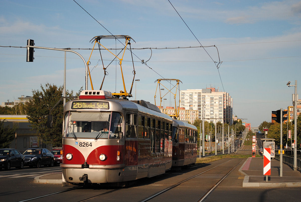 Ein vom T3R.PLF 8264 geführtes Tandem erreicht in der Evropska die Haltestelle Veleslavin. (19.09.2015)